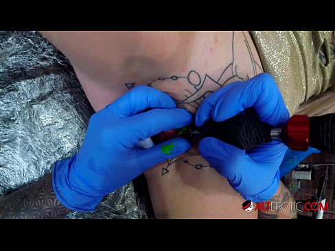 ❤️ Tsis tshua muaj tattooed hottie Sully Savage tau txais tattoo ntawm nws clitoris ️❌ Sex video ntawm peb hmn.high-pass.ru% ﹏